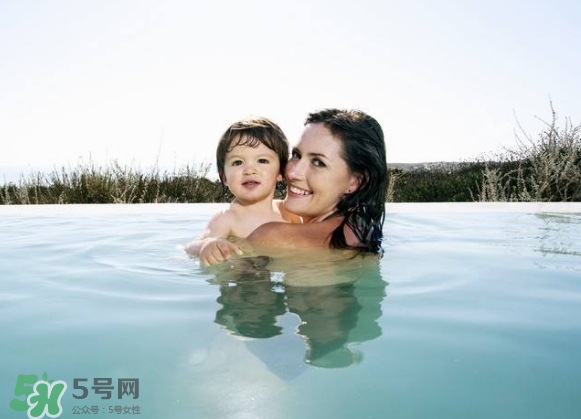 水中分娩時(shí)難產(chǎn)怎么辦？水中分娩和無(wú)痛分娩哪個(gè)好？
