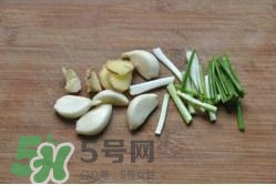 香辣蟹怎么做最好吃？香辣蟹怎么處理螃蟹？