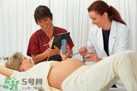 水中分娩時(shí)難產(chǎn)怎么辦？水中分娩和無(wú)痛分娩哪個(gè)好？