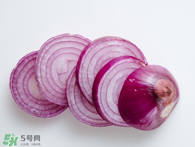 洋蔥榨汁能每天喝嗎？洋蔥汁能治什么?。?></p><h3>洋蔥汁的功效與作用</h3><p>1、提高消化力</p><p>洋蔥含有菊苣纖維，這是一種水溶性膳食纖維，可制造腸內(nèi)好菌，促進(jìn)腸道蠕動(dòng)。</p><p>2、可抑制過(guò)敏</p><p>洋蔥含有洋蔥素，具有很強(qiáng)抗氧化作用，其抗氧化能力是維他命E的50倍。和其他食物相比，洋蔥所含洋蔥素較易被人體吸收，也可在腸道內(nèi)停留較長(zhǎng)時(shí)間，可幫助改善過(guò)敏體質(zhì)，氣喘或過(guò)敏病患不妨試試。</p><p>3、改善呼吸道</p><p>洋蔥所含油分可以緩解咳嗽及支氣管炎，生洋蔥更是戰(zhàn)勝感冒的利器之一。</p><p style=