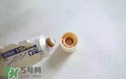白兔暗瘡膏還是獅王祛痘膏好？?jī)煽铎疃划a(chǎn)品對(duì)比