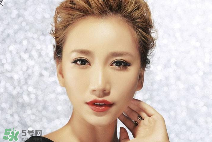 生理鹽水能泡隱形眼鏡嗎？生理鹽水能泡美瞳嗎？