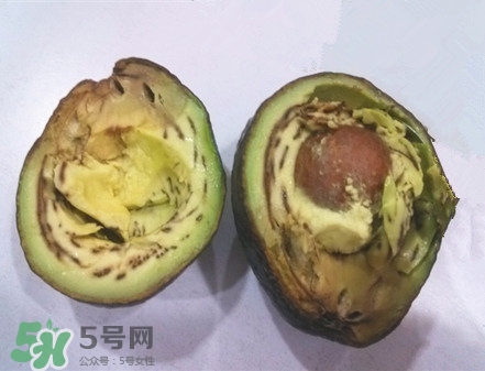 牛油果切開黑了能吃嗎？牛油果為什么會(huì)有黑點(diǎn)？