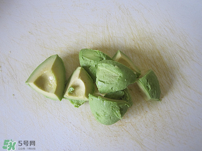 牛油果沙拉怎么做？牛油果沙拉用什么醬？