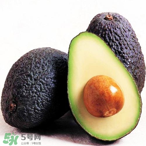 牛油果切開黑了能吃嗎？牛油果為什么會(huì)有黑點(diǎn)？