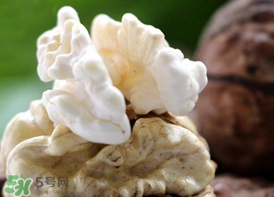 新鮮核桃外殼發(fā)霉能吃嗎？新鮮核桃長(zhǎng)毛還能吃嗎？