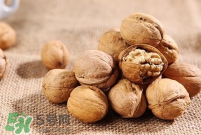 青皮核桃和干核桃哪個(gè)營(yíng)養(yǎng)高？有什么區(qū)別？