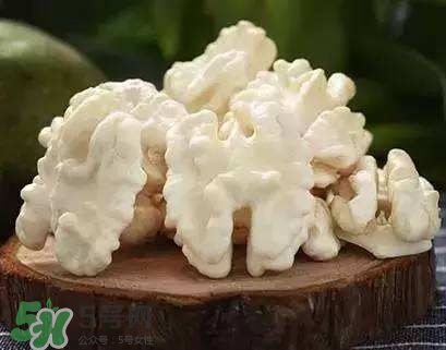 新鮮核桃要剝皮嗎？剝皮時手變黑怎么清洗？