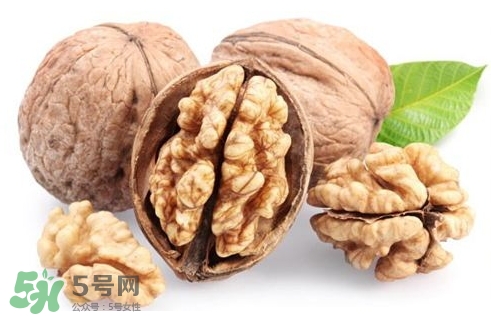 青皮核桃和干核桃哪個(gè)營(yíng)養(yǎng)高？有什么區(qū)別？