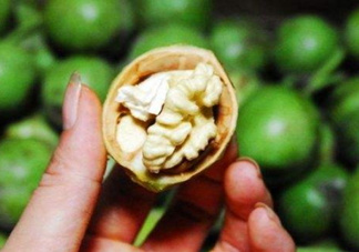 新鮮核桃要剝皮嗎？剝皮時手變黑怎么清洗？