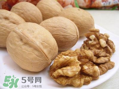 吃核桃對頭發(fā)有什么好處？為什么吃核桃對頭發(fā)生長有好處？