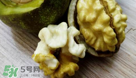 新鮮核桃要剝皮嗎？剝皮時手變黑怎么清洗？