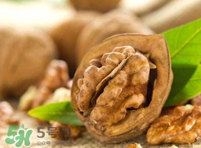 吃核桃對頭發(fā)有什么好處？為什么吃核桃對頭發(fā)生長有好處？
