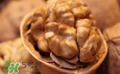 吃核桃對頭發(fā)有什么好處？為什么吃核桃對頭發(fā)生長有好處？