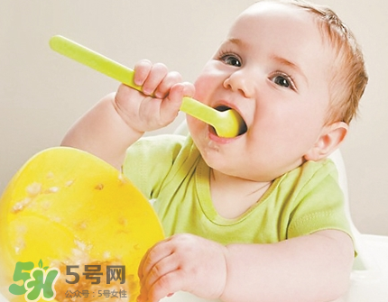 母乳寶寶幾個月添加輔食？母乳寶寶添加輔食的時間介紹