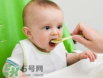 母乳寶寶幾個月添加輔食？母乳寶寶添加輔食的時間介紹