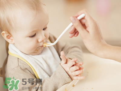 母乳寶寶幾個月添加輔食？母乳寶寶添加輔食的時間介紹