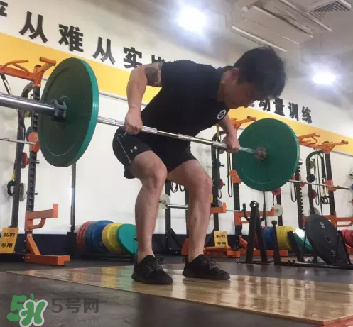 杠鈴劃船練哪里？杠鈴劃船重量怎么選？