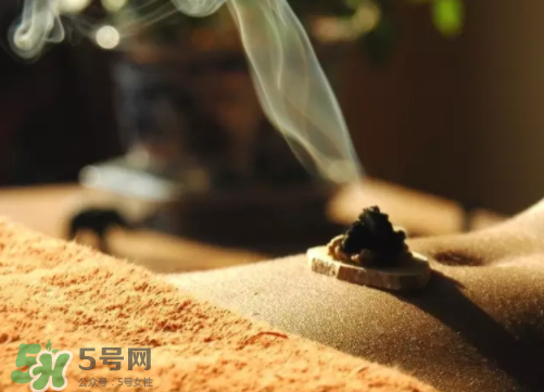 為什么艾灸特別適合現(xiàn)代人?艾灸是萬能的嗎？