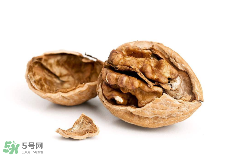 核桃對(duì)人體的四大功效是什么？核桃皮泡水有什么功效？
