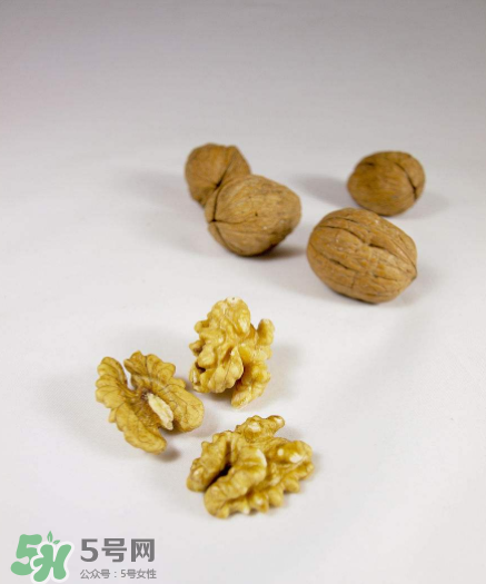 核桃對(duì)人體的四大功效是什么？核桃皮泡水有什么功效？