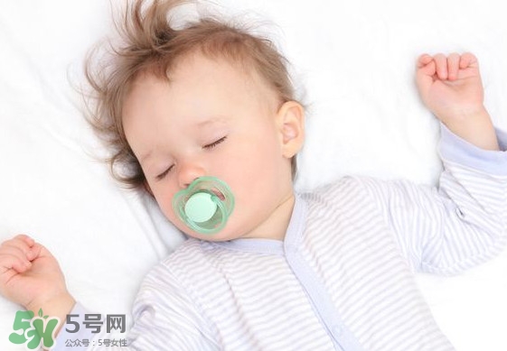 寶寶幾個(gè)月開始補(bǔ)鈣最合適？嬰幼兒幾個(gè)月的時(shí)候吃魚肝油