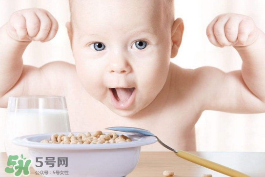 寶寶幾個(gè)月開始補(bǔ)鈣最合適？嬰幼兒幾個(gè)月的時(shí)候吃魚肝油