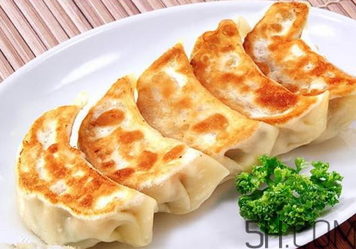 煎餃可以先蒸后煎嗎？煎餃是生煎還是熟煎？