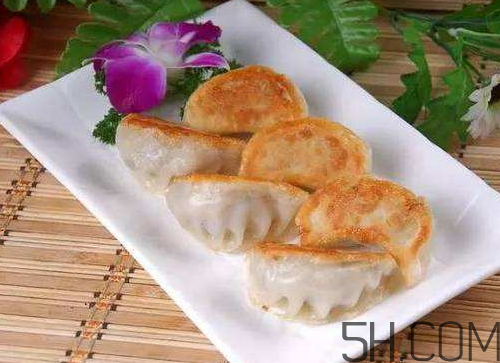 煎餃可以先蒸后煎嗎？煎餃是生煎還是熟煎？