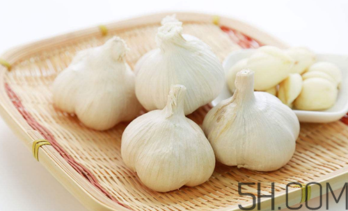 大蒜泡酒可以治腳氣嗎？治腳氣的方法有哪些？