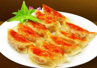 煎餃可以先蒸后煎嗎？煎餃?zhǔn)巧暹€是熟煎？