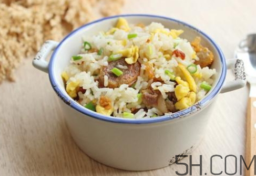 蛋炒飯可以放生抽嗎 蛋炒飯放生抽還是老抽？