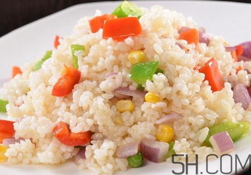蛋炒飯為什么要用隔夜飯？蛋炒飯可以用熱飯嗎？