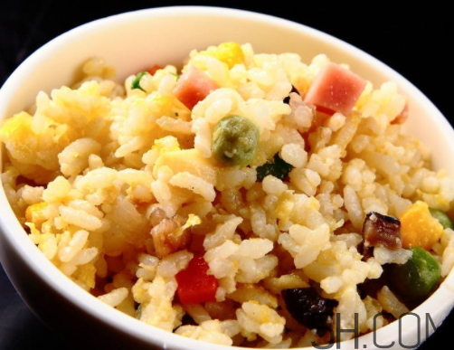 蛋炒飯?jiān)趺闯吹囊涣Ａ＃?炒飯如何粒粒分明？