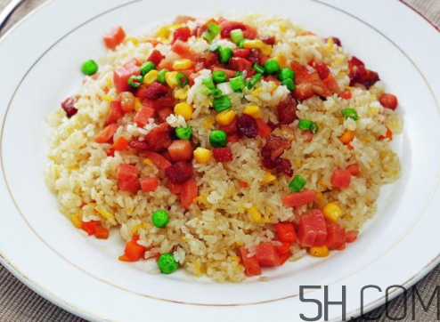 蛋炒飯?jiān)趺醇訜幔康俺达埼⒉t加熱多久？