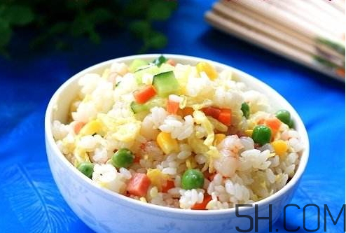 蛋炒飯?jiān)趺醇訜?？蛋炒飯微波爐加熱多久？