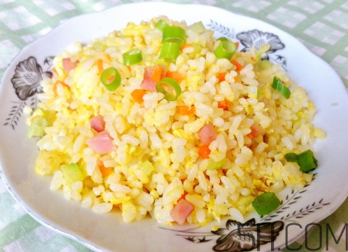 蛋炒飯?jiān)趺醇訜幔康俺达埼⒉t加熱多久？