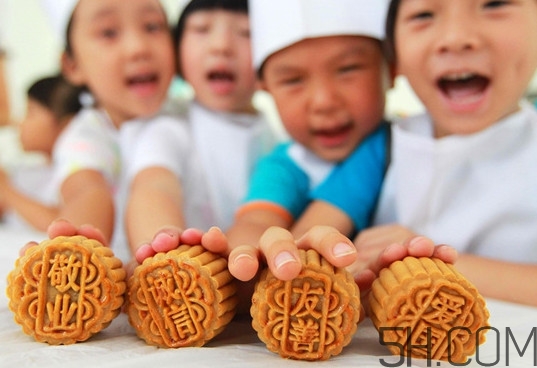 中秋吃月餅從什么時(shí)候流傳下來(lái)的？小龍蝦月餅?zāi)睦锟梢再I(mǎi)到