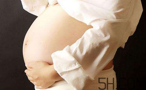 孕晚期肚子疼影響胎兒?jiǎn)??孕晚期肚子像?lái)月經(jīng)一樣疼 孕晚期肚子疼影響胎兒?jiǎn)幔吭型砥诙亲酉駚?lái)月經(jīng)一樣疼