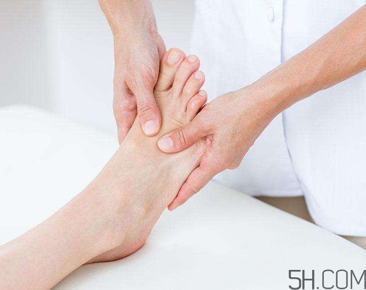 腳氣會(huì)引起灰指甲嗎？腳氣加灰指甲怎么治？