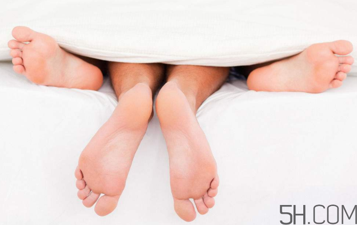 腳氣會(huì)引起灰指甲嗎？腳氣加灰指甲怎么治？