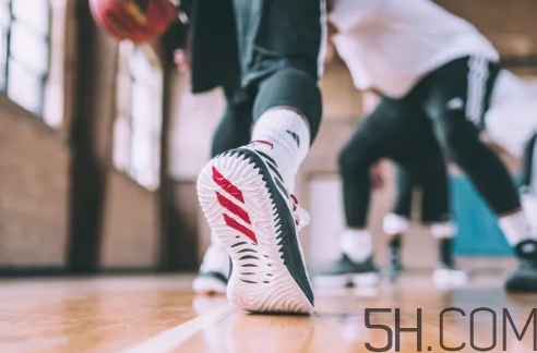 adidas dame 4多少錢？阿迪達斯利拉德四代上腳效果
