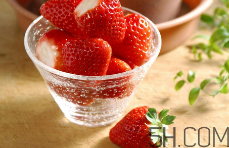 草莓怎么洗不會(huì)爛掉？草莓農(nóng)藥殘留為什么多？