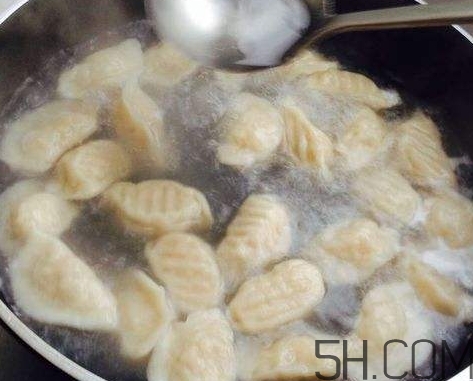 煮餃子用冷水還是熱水？煮餃子用大火還是小火？