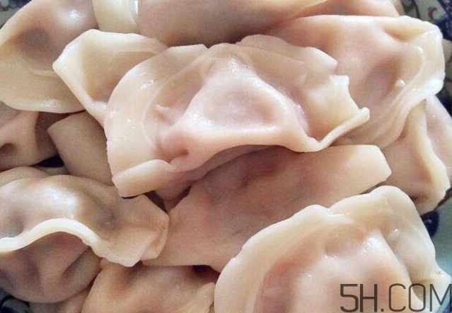 煮餃子用冷水還是熱水？煮餃子用大火還是小火？