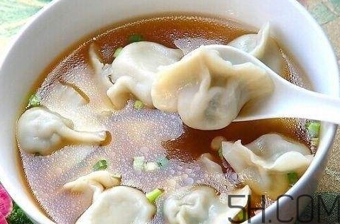 煮餃子用冷水還是熱水？煮餃子用大火還是小火？