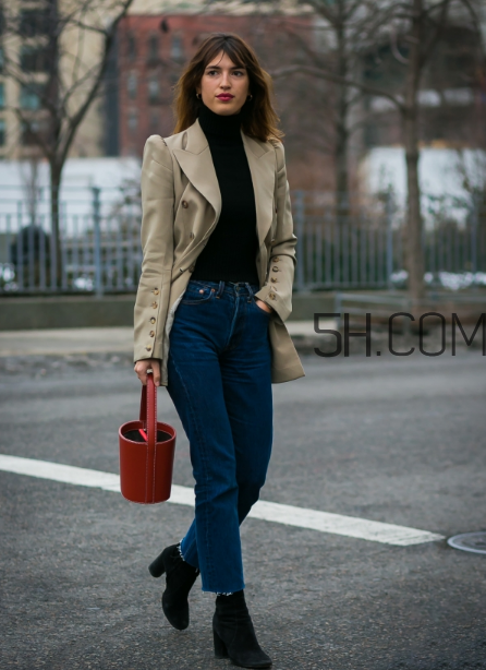 紅色包包配什么顏色衣服？紅色包包怎么搭配？