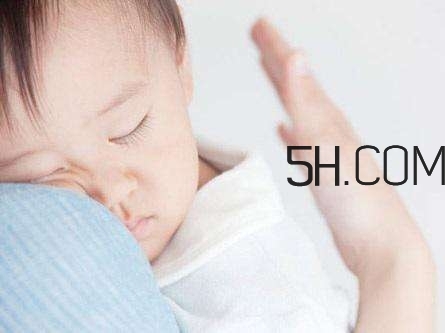 抱著寶寶睡覺(jué)到底好不好？如何糾正抱著寶寶睡覺(jué)？