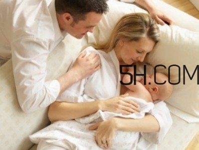 抱著寶寶睡覺(jué)到底好不好？如何糾正抱著寶寶睡覺(jué)？