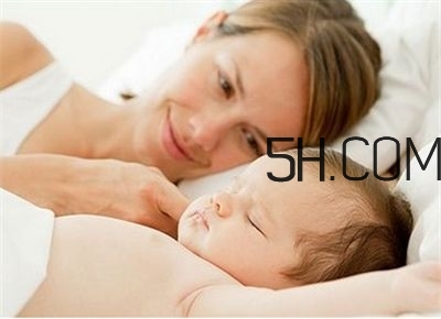 抱著寶寶睡覺(jué)到底好不好？如何糾正抱著寶寶睡覺(jué)？